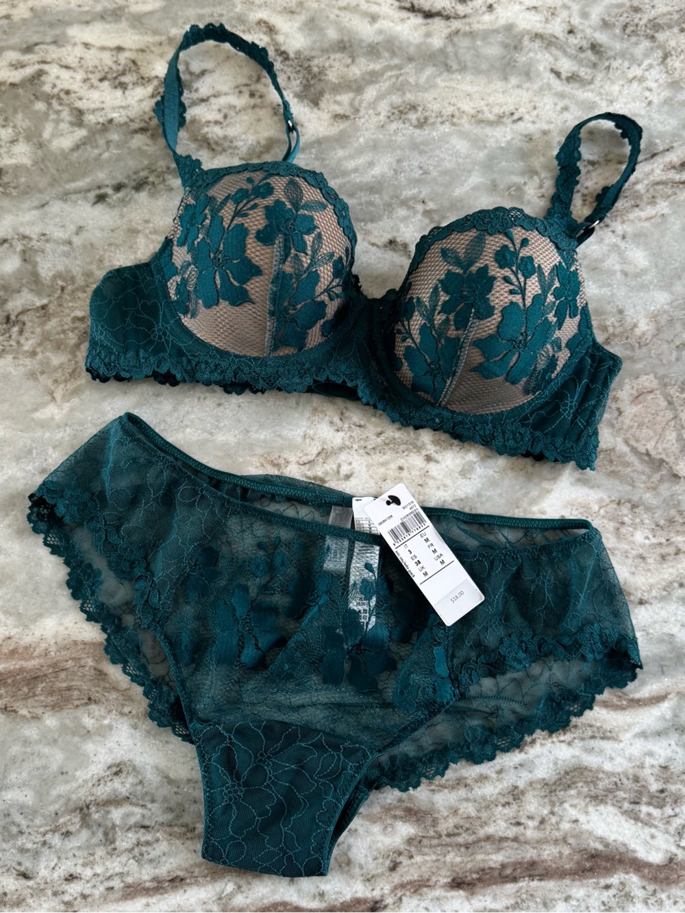 Intimissimi lightly lined green lace bra and underwear set